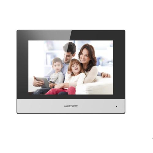 Monitor videointerfon modular 7inch color Hikvision DS-KH6320-TE1; ecran LCD 7inch color cu touch screeen, rezolutie ecran 1024 × 600; design modern; Conectivitate: 10/100 Mbps self adaptive network ; TCP/IP, SIP, RTSP; Comunicare audio video bidirection