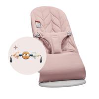 Balansoar BabyBjorn Bliss Dusty Pink cu aspect delicat de petala, tesatura matlasata, cu bara de jucarii inclusa